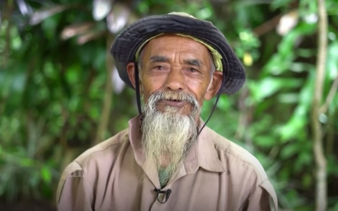 Umweltaktivist Mbah Sadiman pflanzt seit 25 Jahren Bäume im Regenwald Javas
